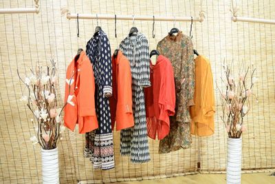 尚唯诗套装春秋分份尾货走货 服装批发货源的智慧选择