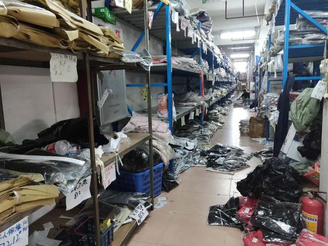 广州石井10000平方服装批发仓库 高效展示与服饰批发新体验